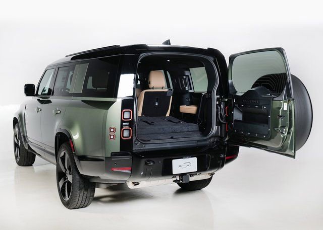 New 2026 Land Rover Defender 130 X-Dynamic SE image 32