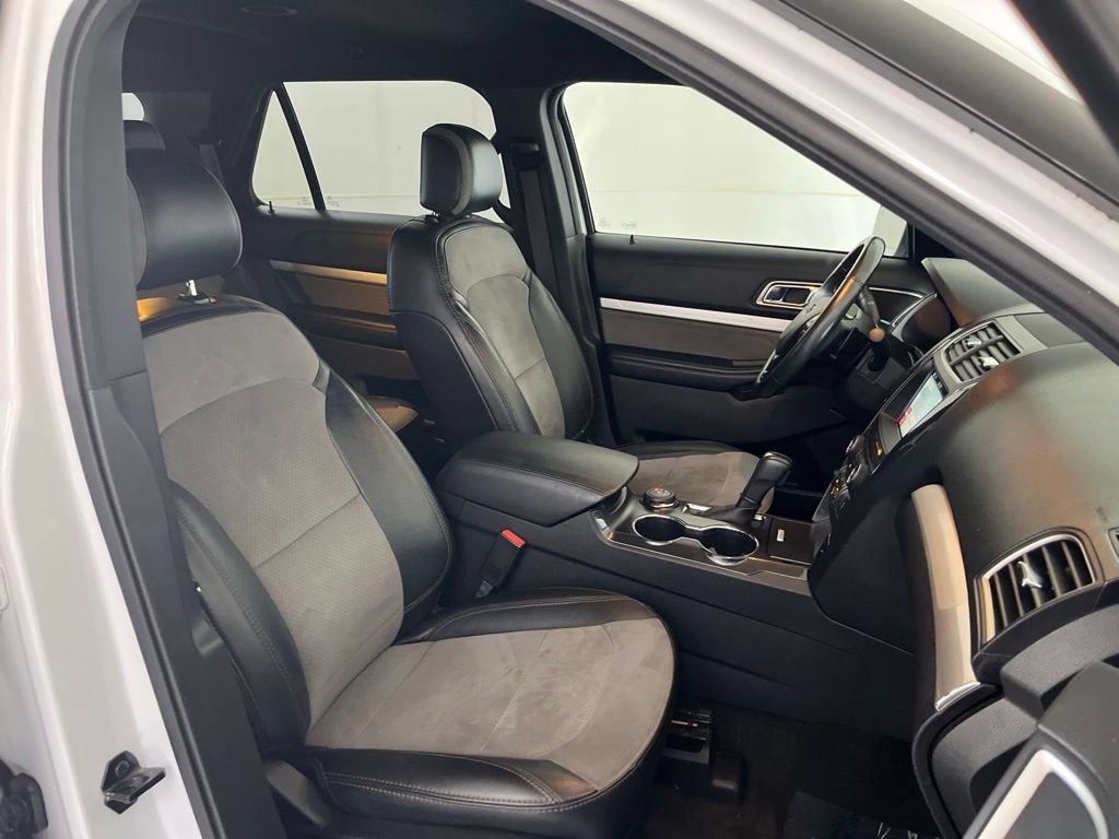Used 2017 Ford Explorer XLT w/ Equipment Group 202A AWD/4WD image 21