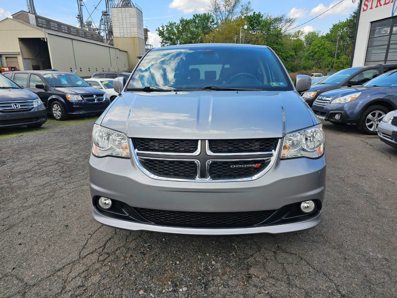 Used 2019 Dodge Grand Caravan SXT image 2
