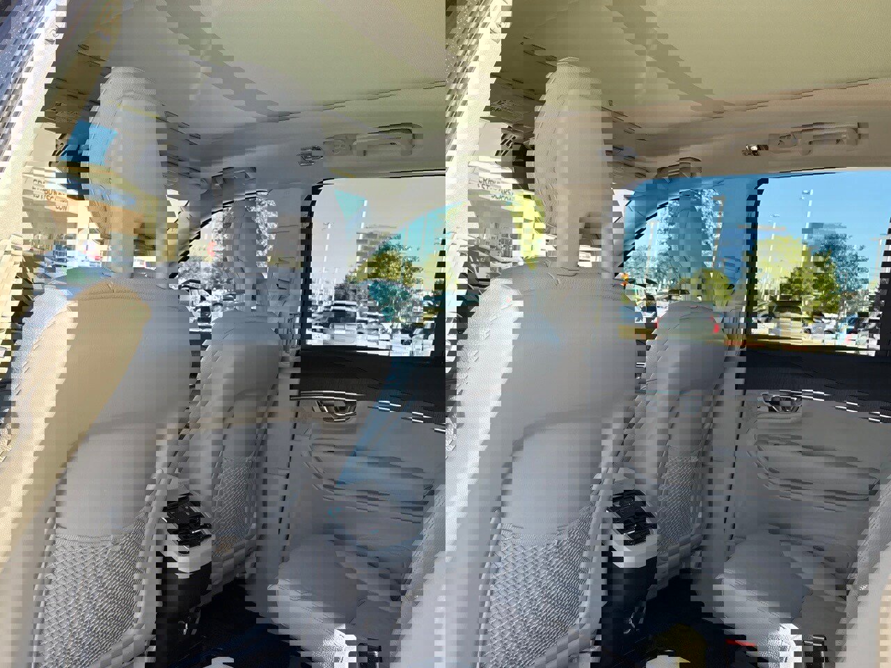 Used 2020 Volvo XC90 T6 Momentum image 32