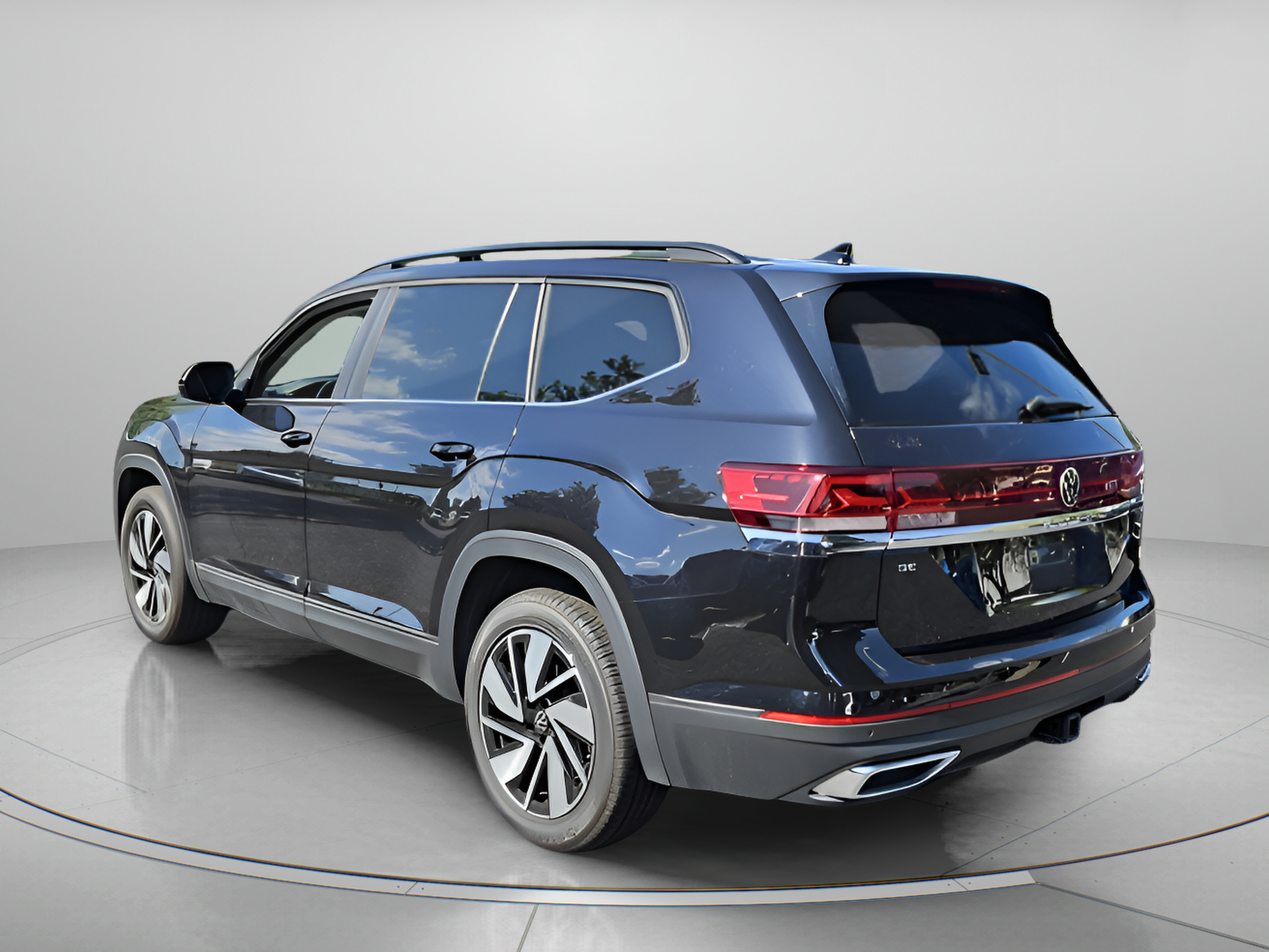 Certified 2025 Volkswagen Atlas SE FWD image 3