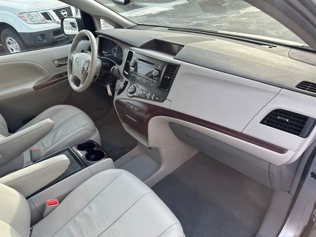Used 2012 Toyota Sienna XLE image 26