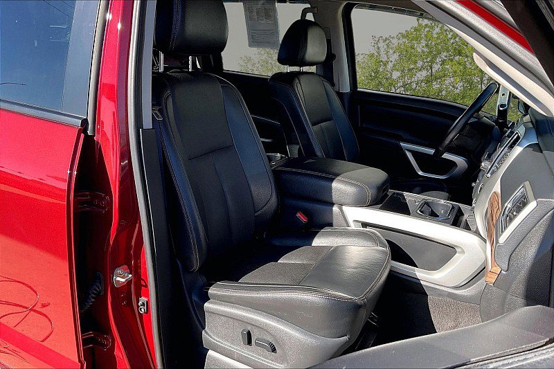 Used 2018 Nissan Titan SL image 29