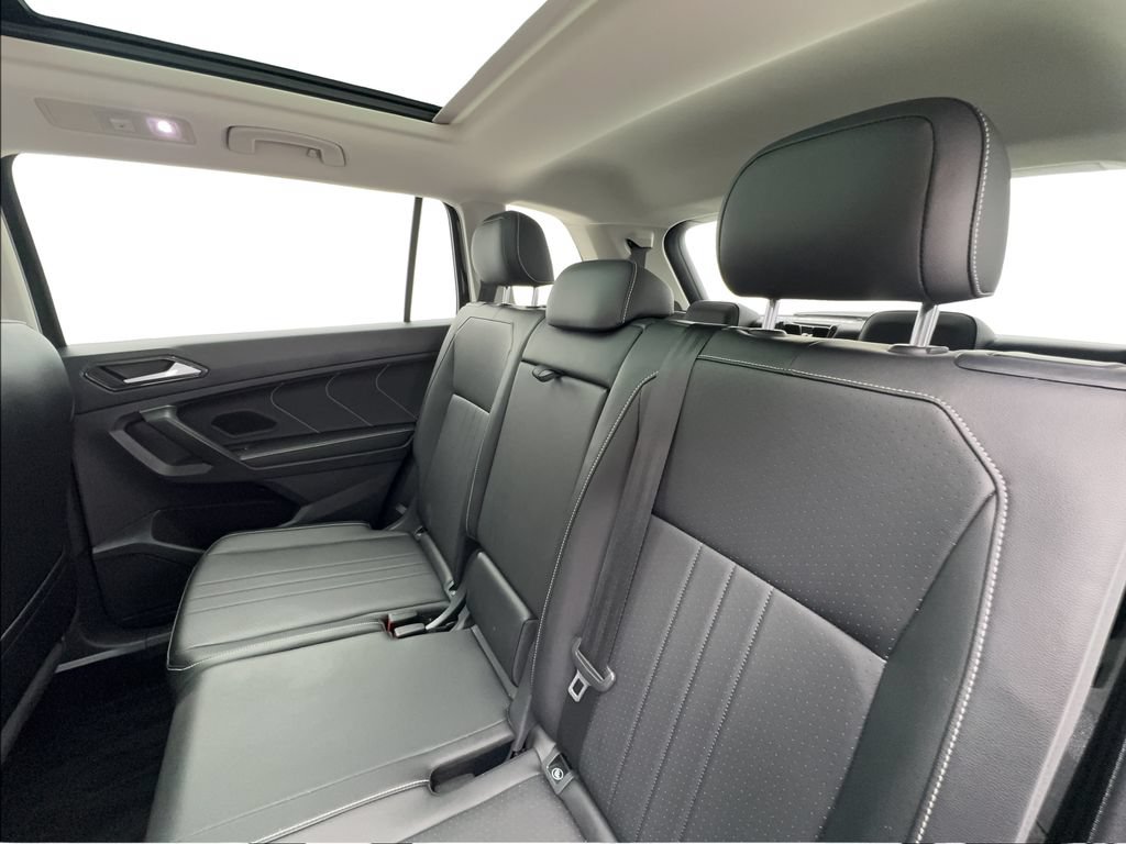 Used 2022 Volkswagen Tiguan SE w/ Panoramic Sunroof Package FWD image 26