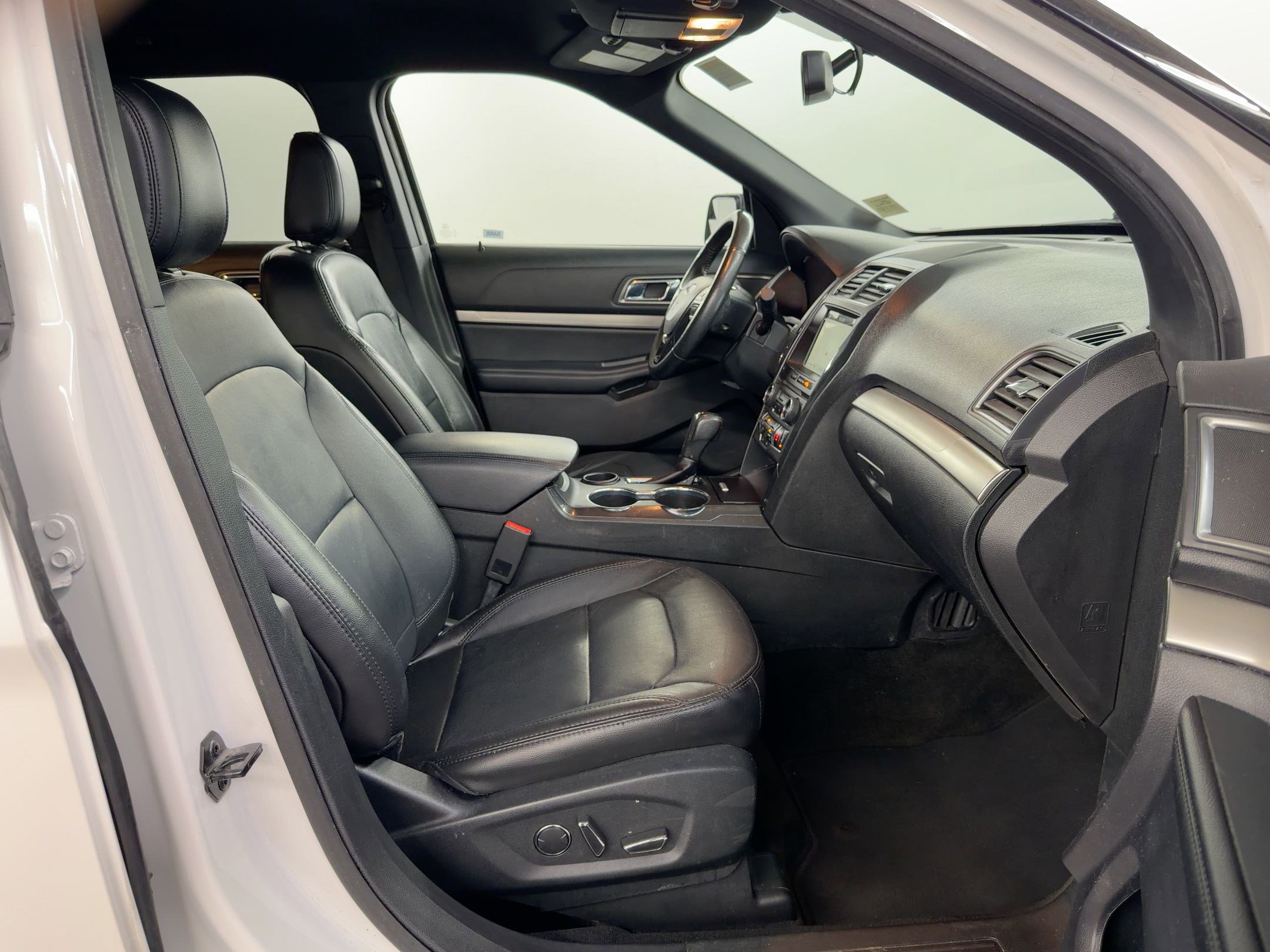 Used 2018 Ford Explorer XLT w/ Equipment Group 202A image 35