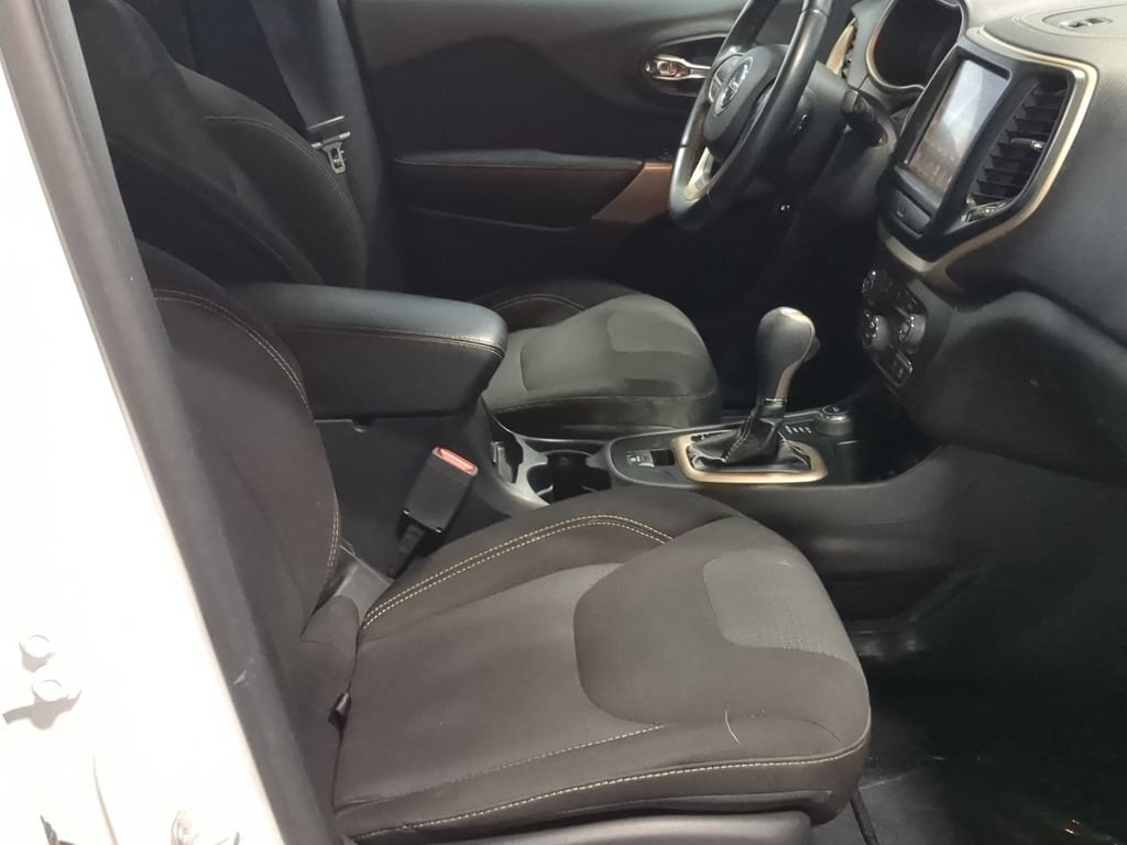 Used 2017 Jeep Cherokee Latitude w/ Comfort/Convenience Group AWD/4WD image 27