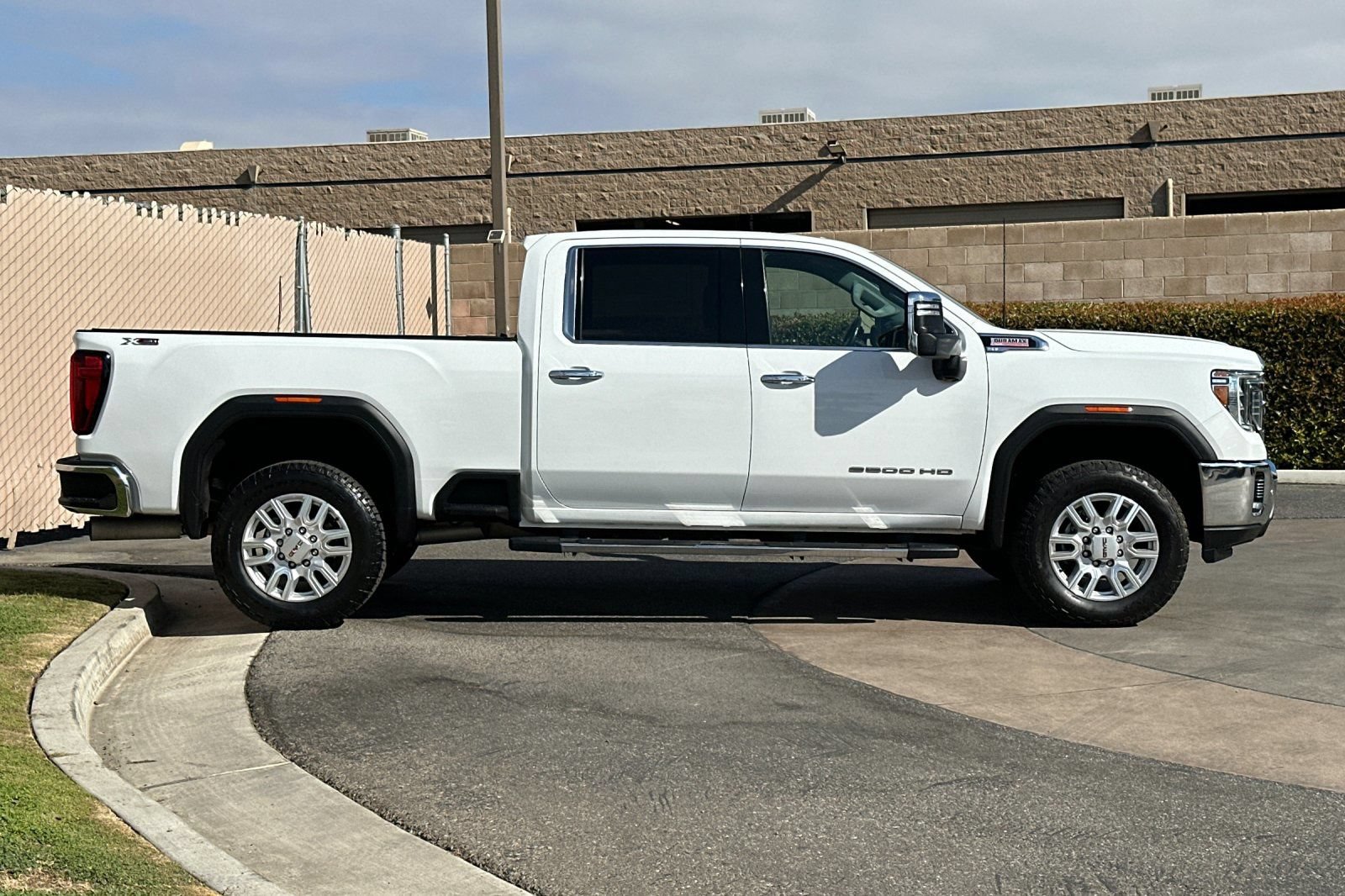 Used 2021 GMC Sierra 2500 SLT w/ SLT Preferred Package AWD/4WD image 3