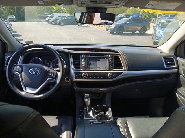 Used 2019 Toyota Highlander XLE AWD/4WD image 19
