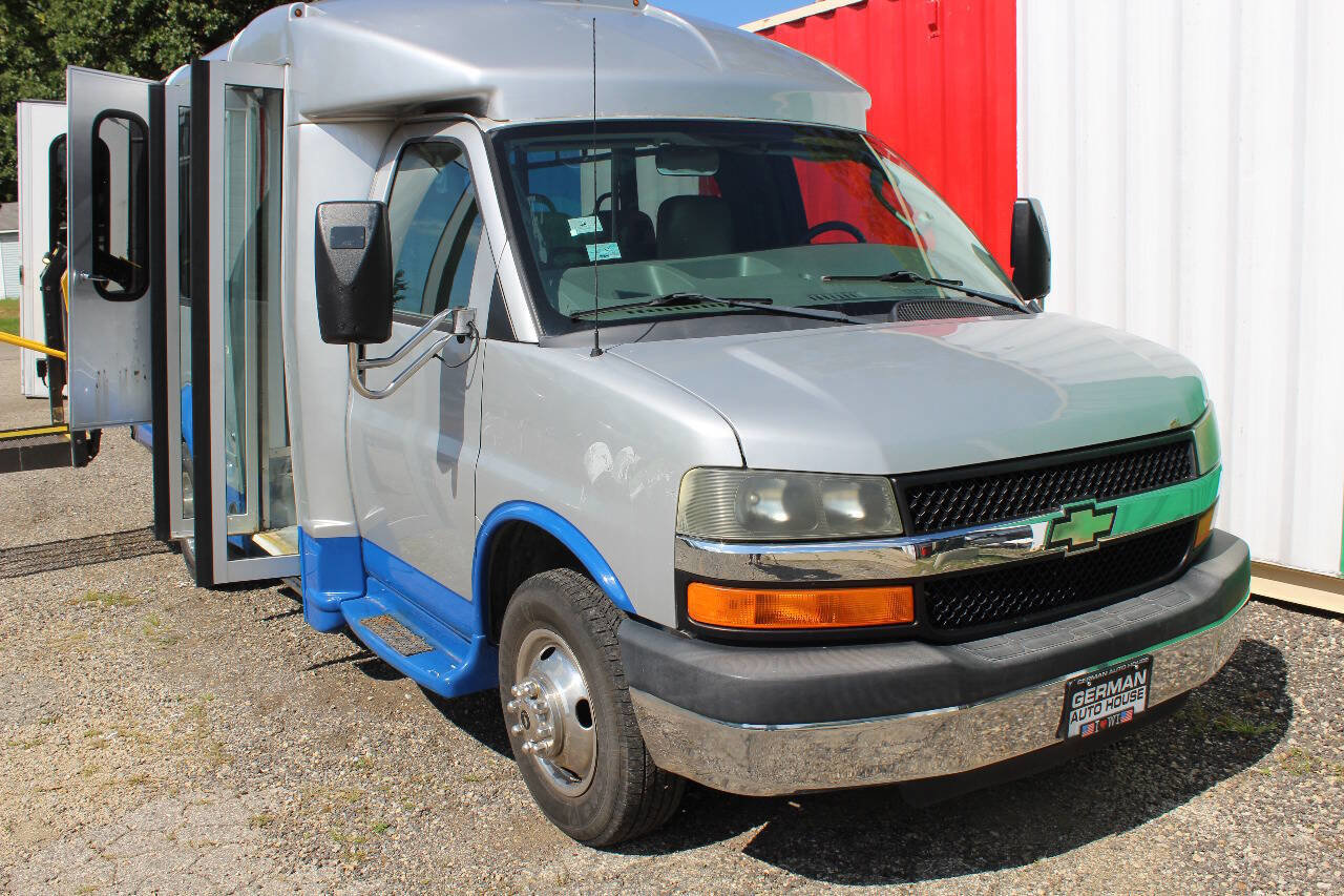 Used 2012 Chevrolet Express 3500 w/ Shuttle Bus Package RWD image 4