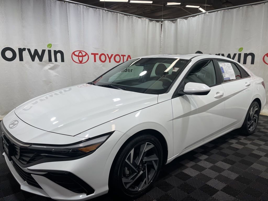 Used 2025 Hyundai Elantra SEL image 3