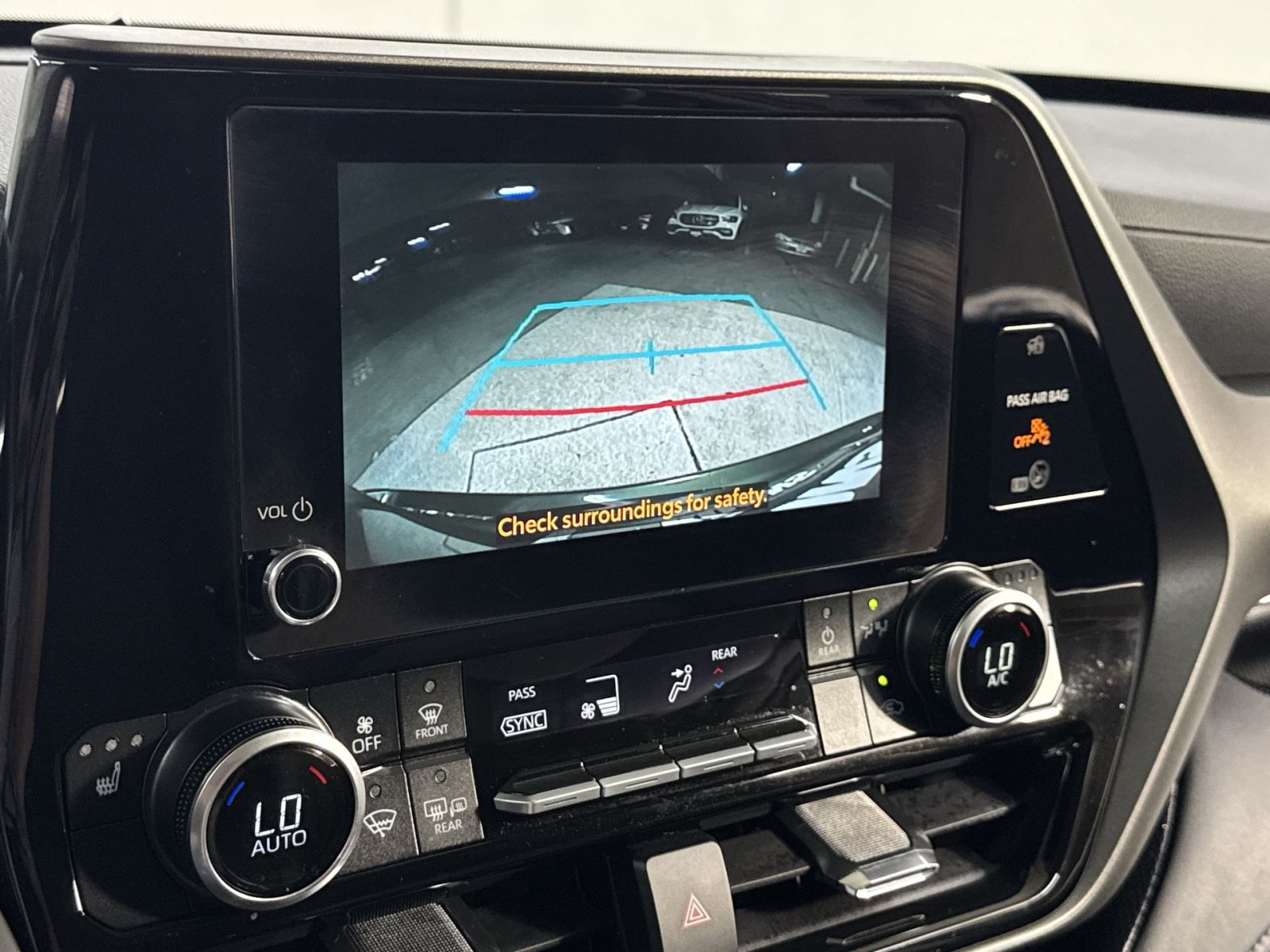 Used 2025 Toyota Highlander XLE AWD/4WD image 30