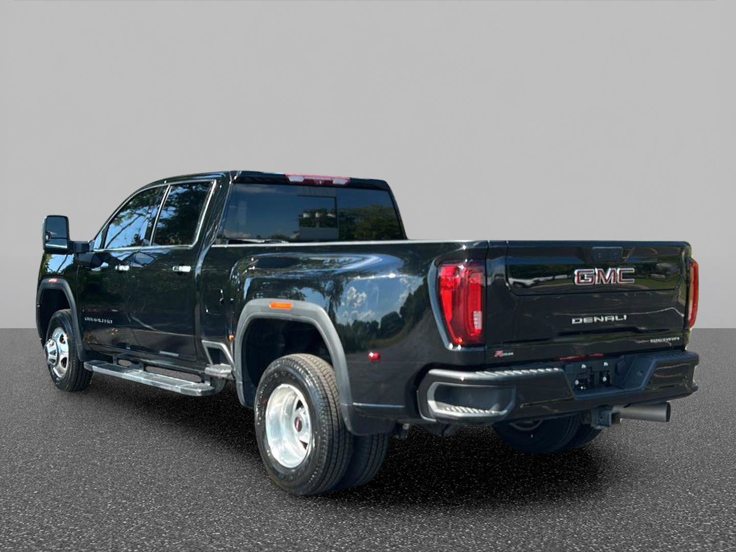 Certified 2022 GMC Sierra 3500 Denali w/ Technology Package AWD/4WD image 3