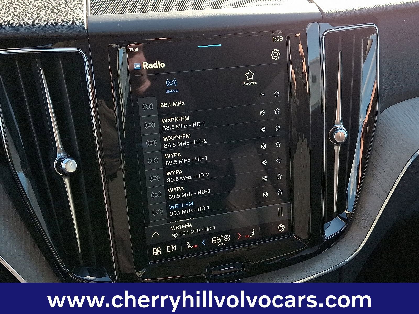 Certified 2025 Volvo XC60 B5 Plus image 18