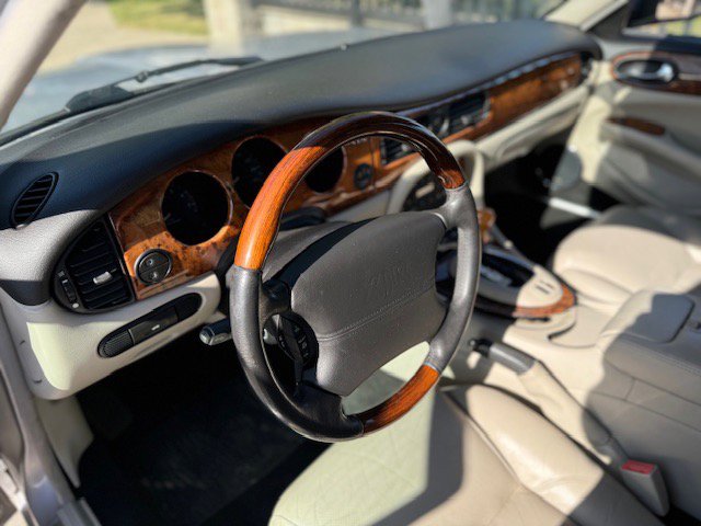 Used 2002 Jaguar XJ8 image 7