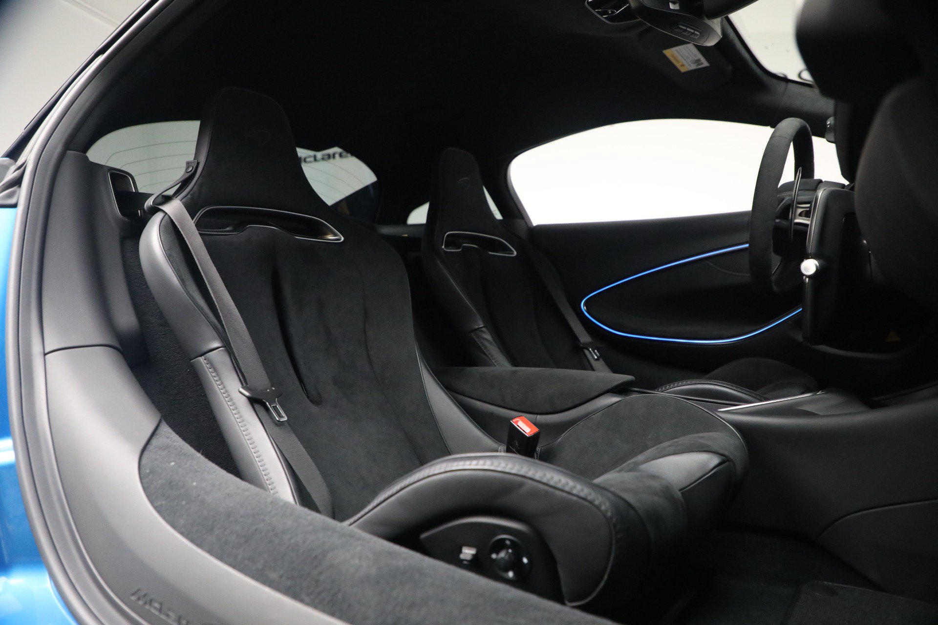 Used 2024 McLaren Artura RWD image 20
