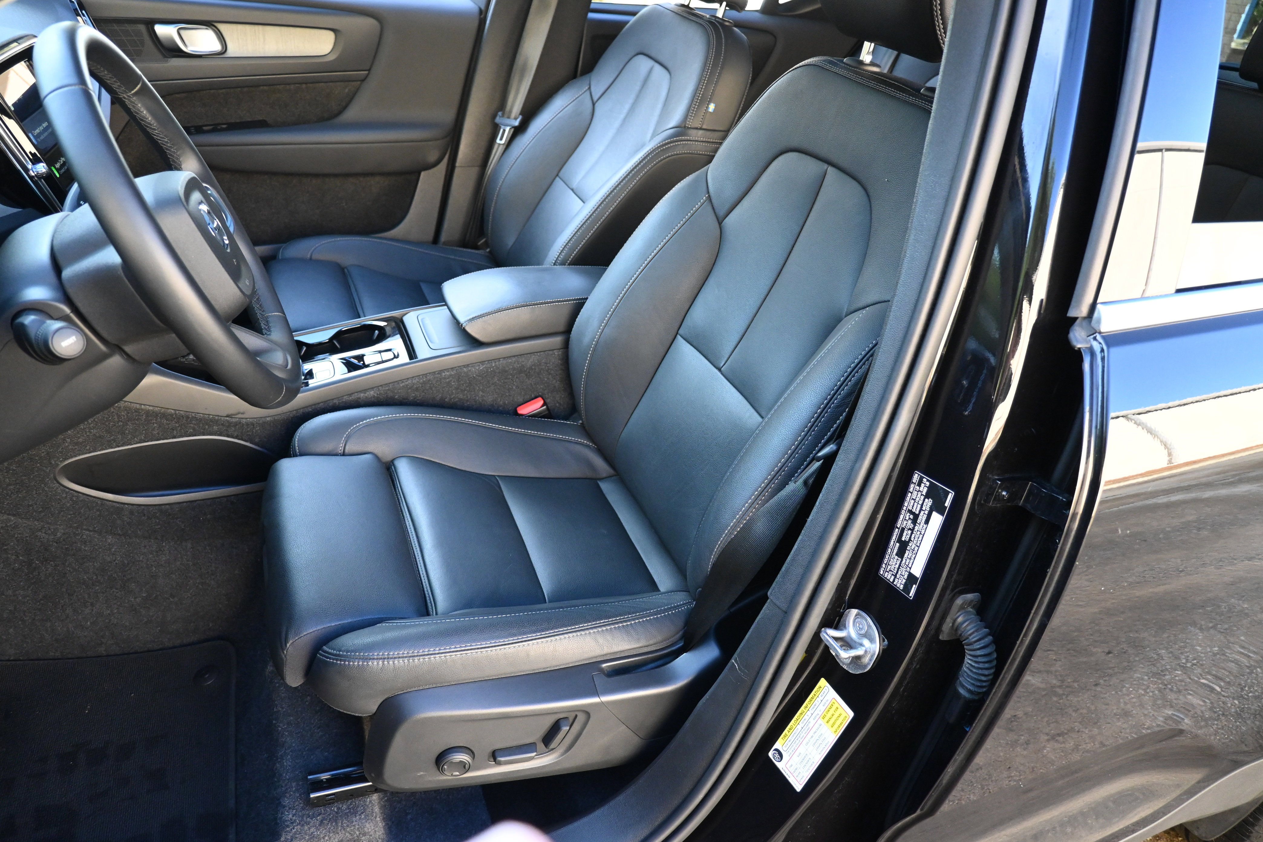 Used 2025 Volvo XC40 B5 Plus image 17