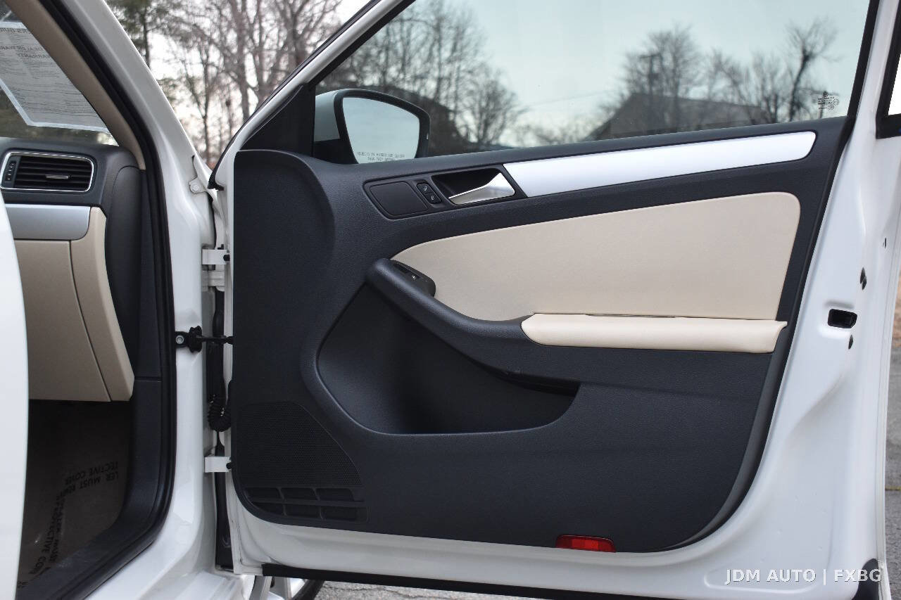 Used 2012 Volkswagen Jetta SEL FWD image 9
