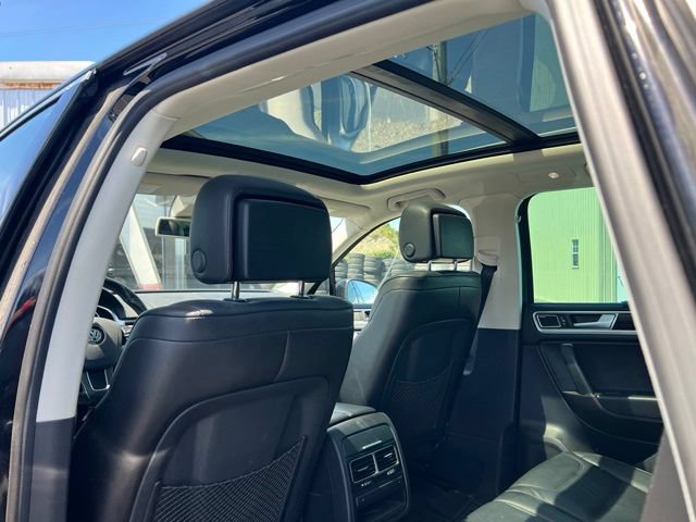 Used 2015 Volkswagen Touareg Sport AWD/4WD image 9