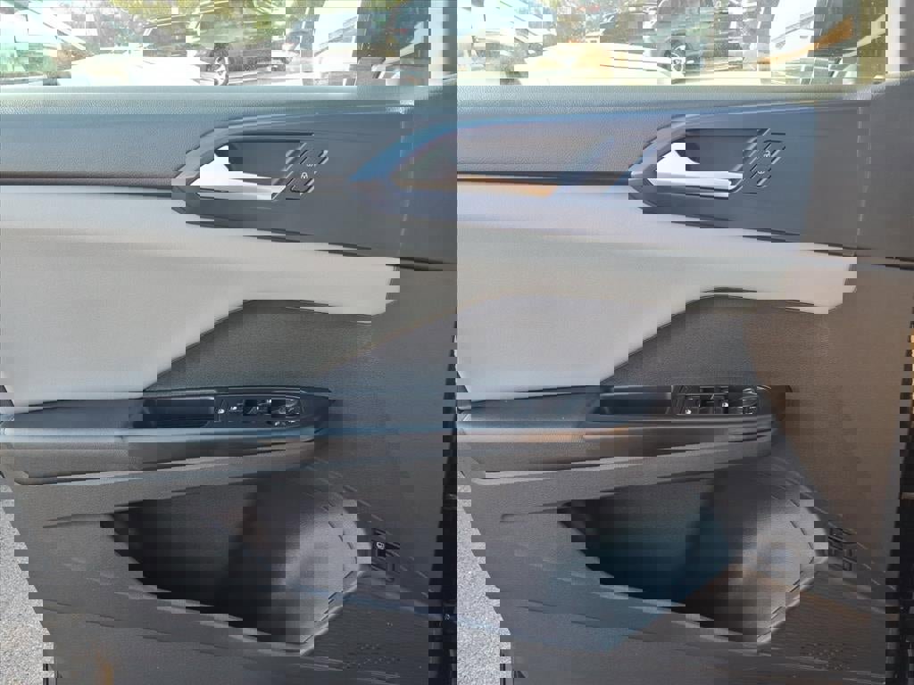 Used 2023 Volkswagen Taos SE image 17