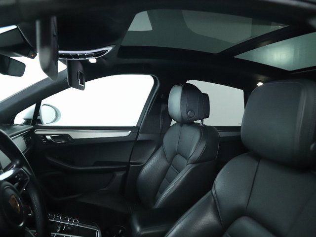 Used 2021 Porsche Macan Turbo image 18
