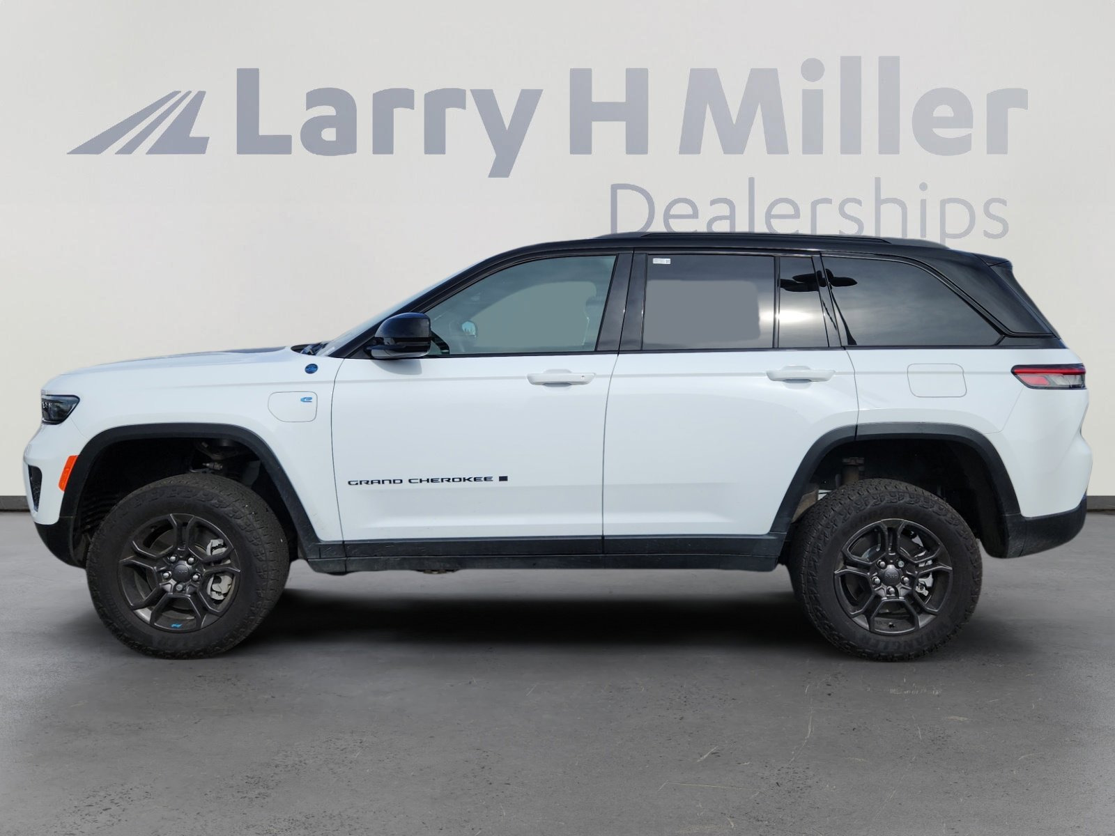 Used 2024 Jeep Grand Cherokee Trailhawk image 2