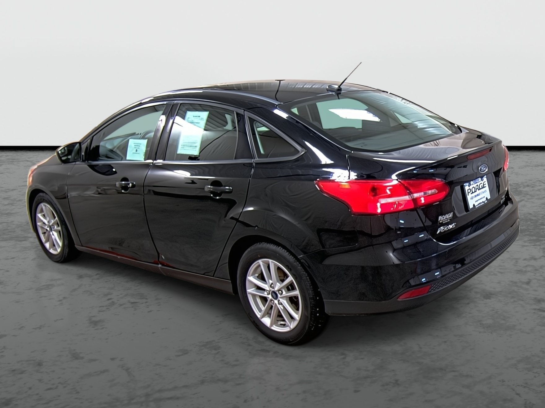 Used 2018 Ford Focus SE FWD image 2