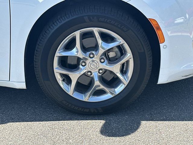 Used 2018 Chrysler Pacifica Limited w/ Advanced Safetytec Group FWD image 16
