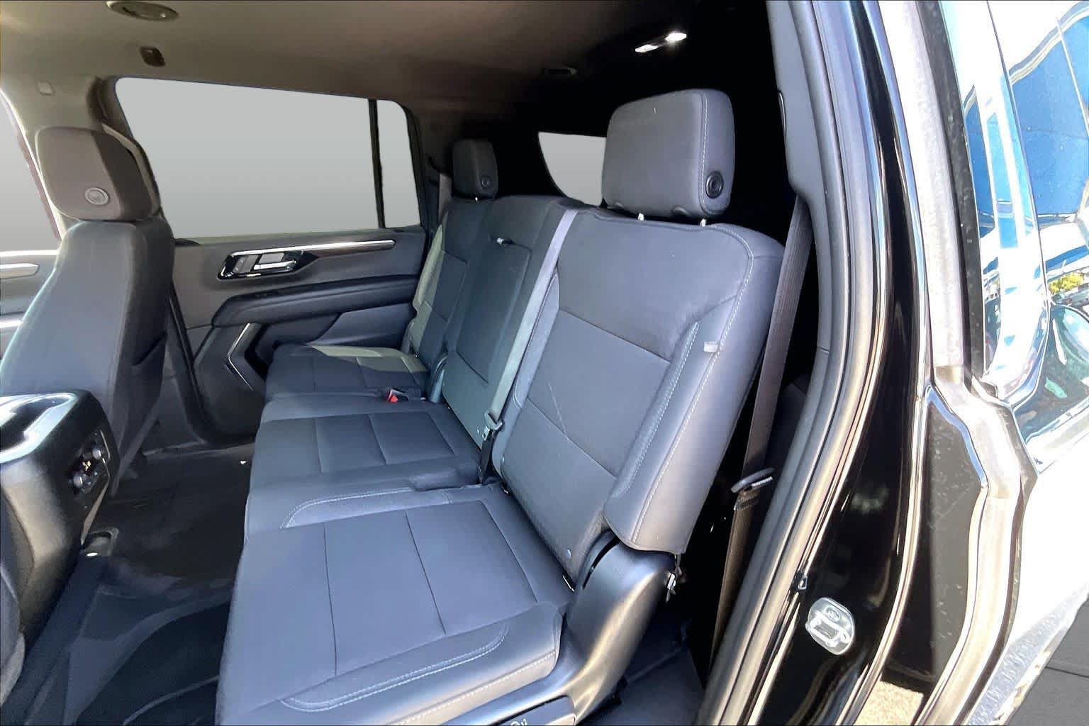 Used 2025 Chevrolet Suburban LS RWD image 19