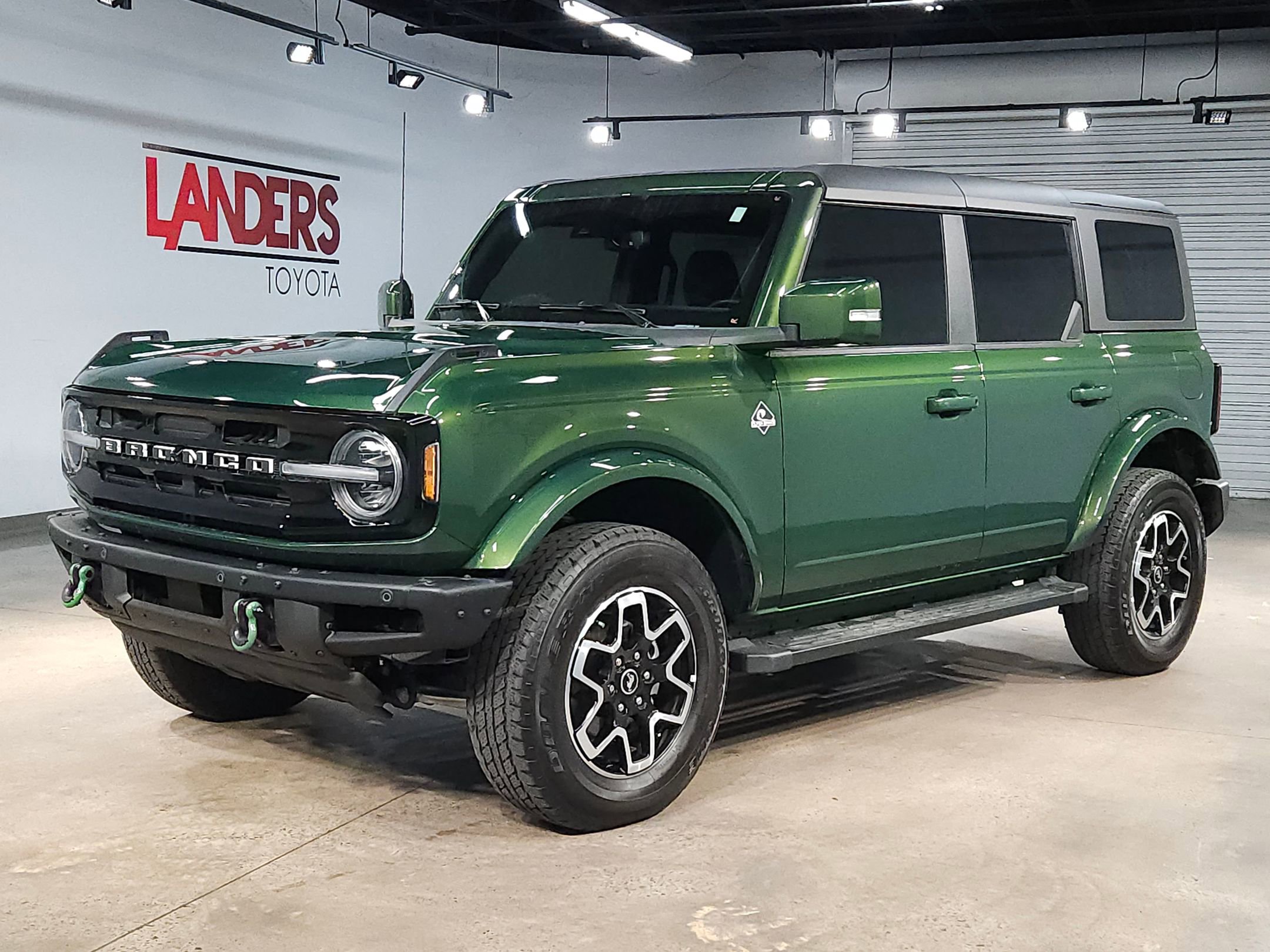 Used 2023 Ford Bronco Outer Banks image 3