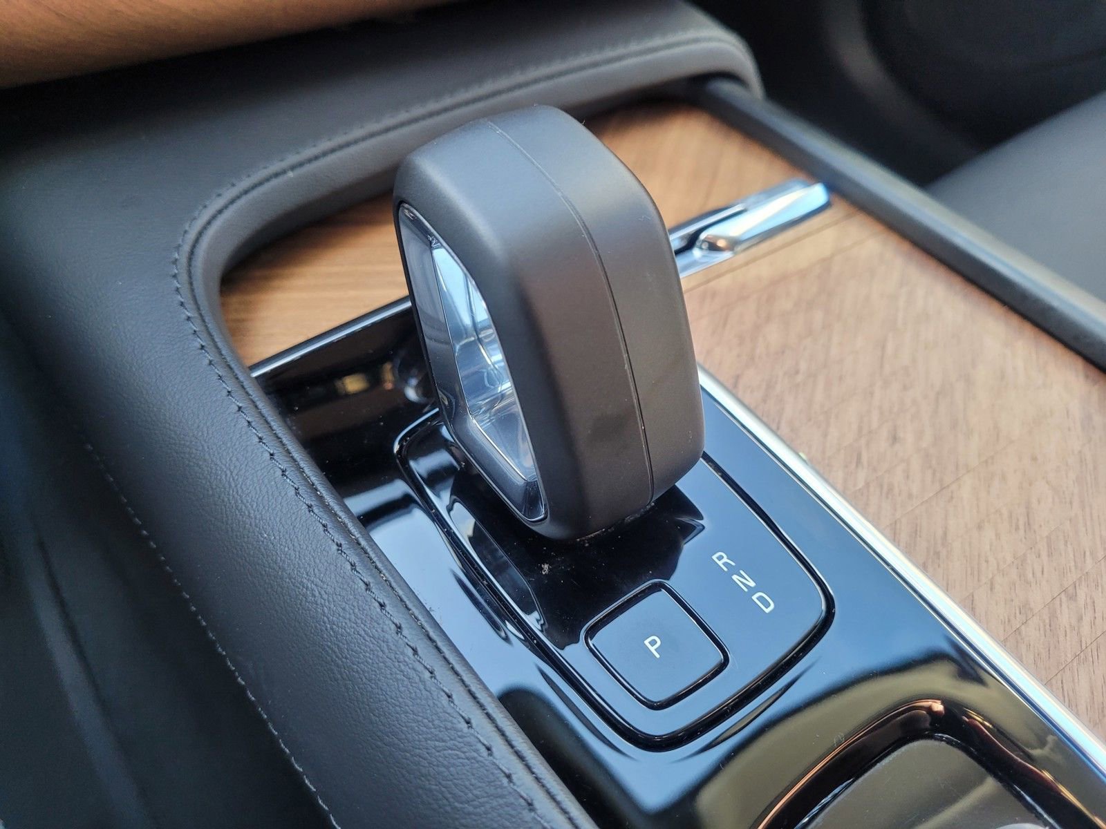 Certified 2024 Volvo XC90 T8 Plus w/ Protection Package Premier image 21