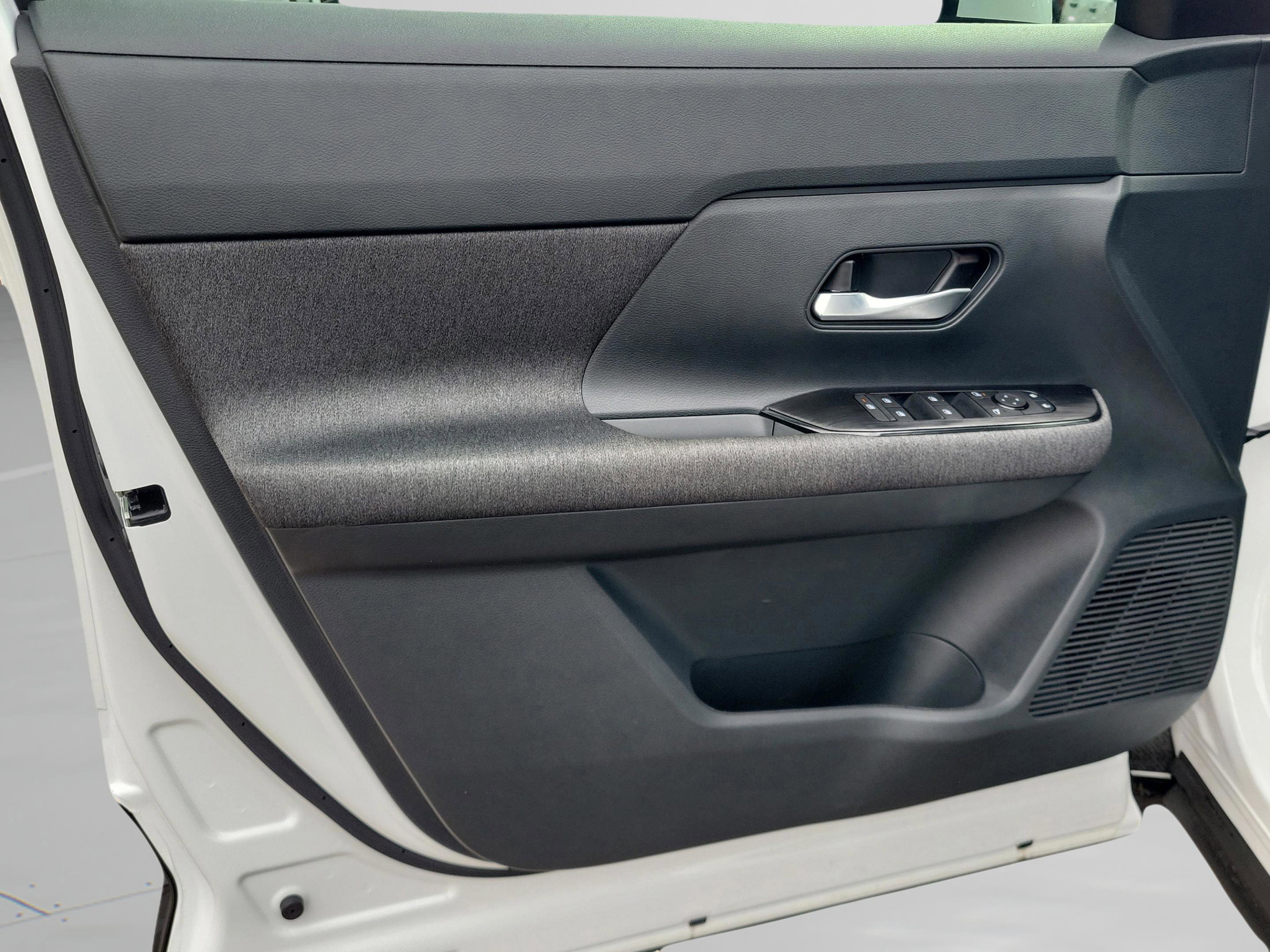 Certified 2025 Nissan Kicks SV image 25