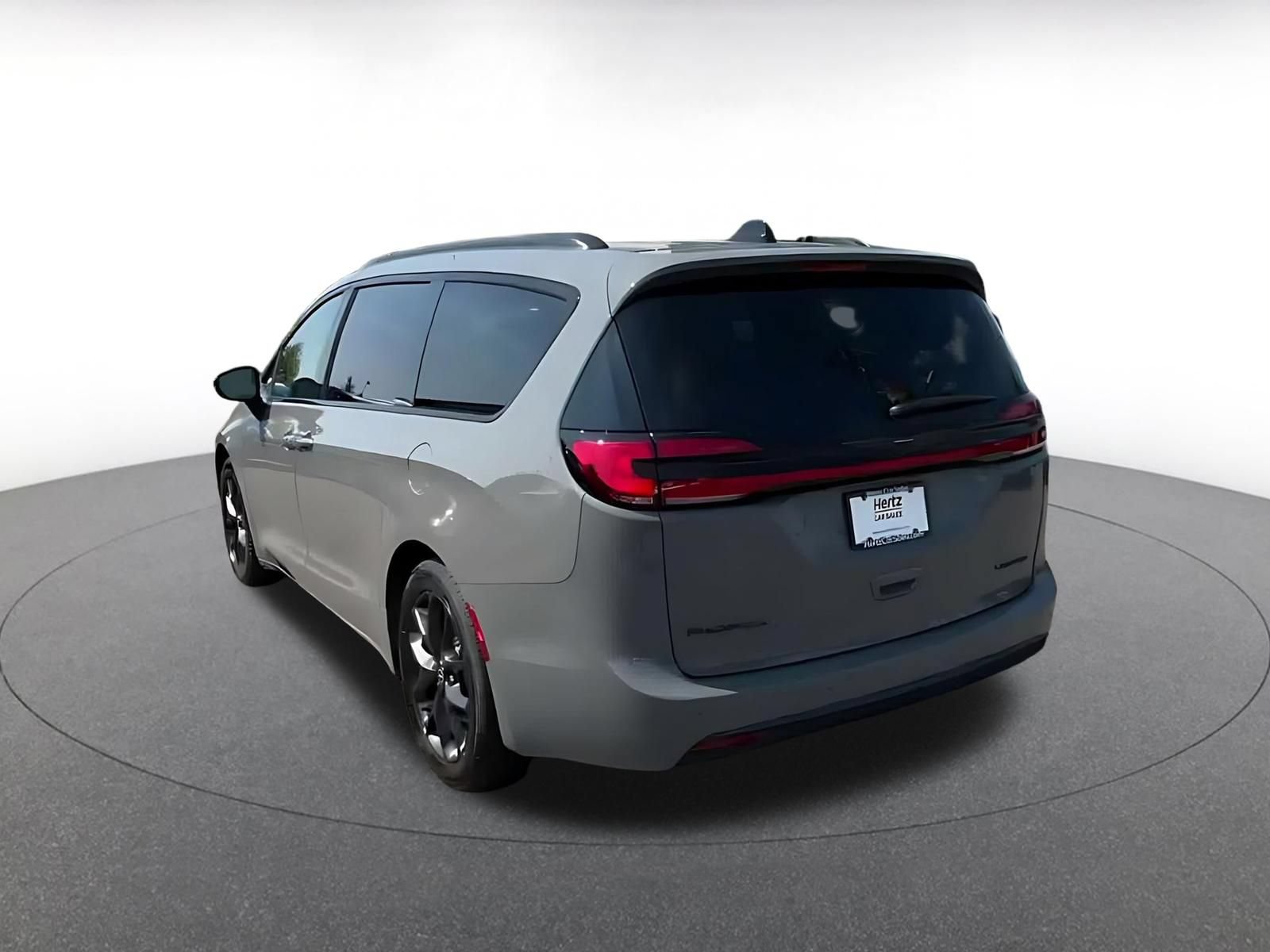Used 2025 Chrysler Pacifica Limited FWD image 10