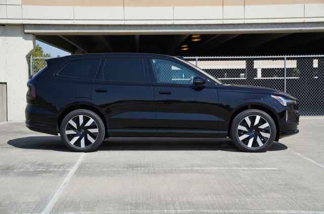 New 2025 Volvo EX90 Plus w/ Protection Package Premier image 3