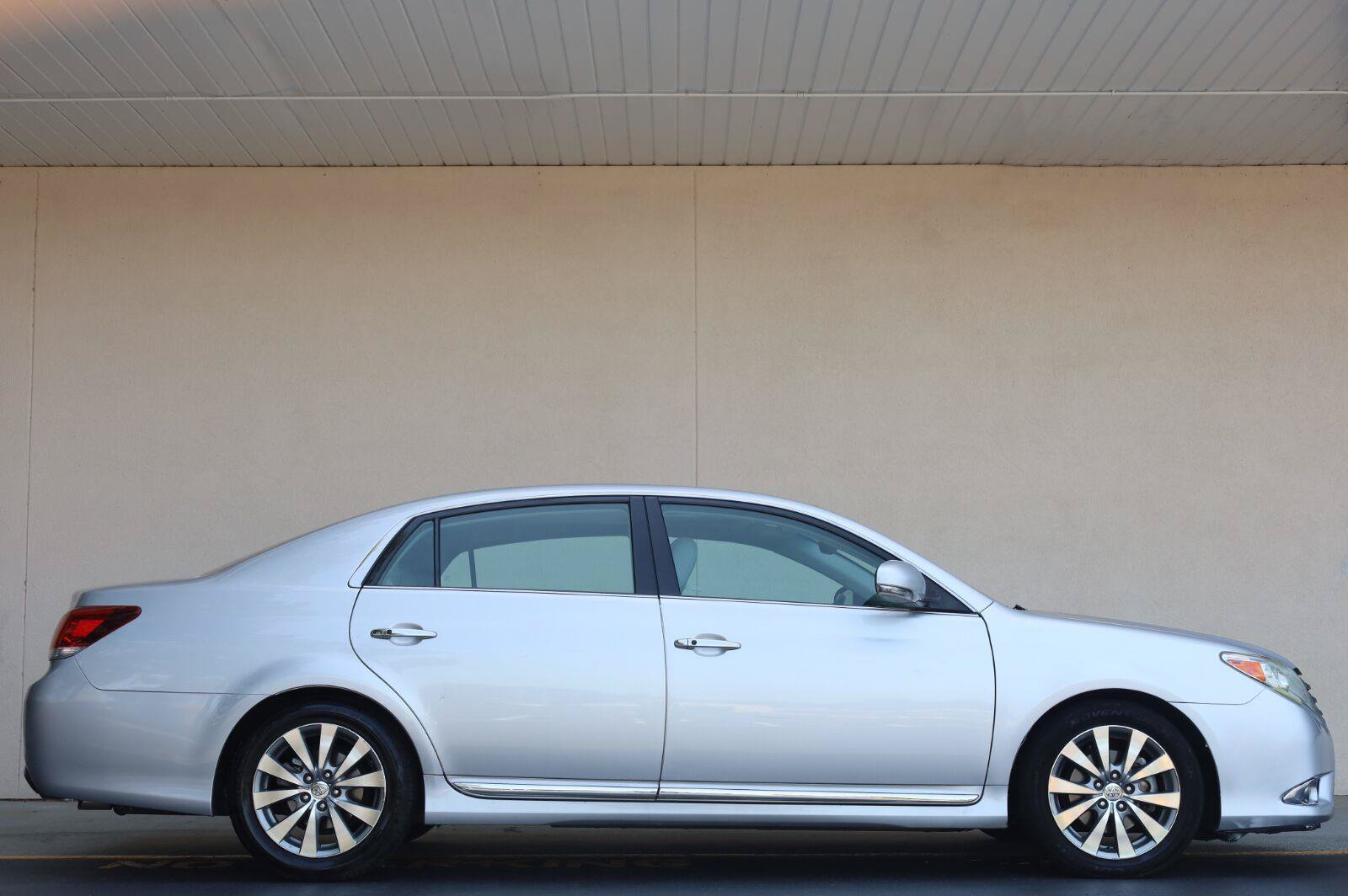 Used 2011 Toyota Avalon Limited FWD image 2