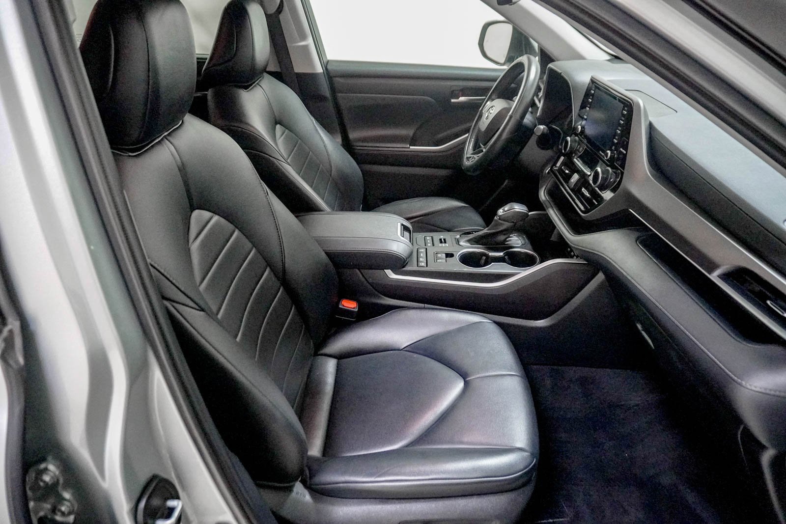 Used 2021 Toyota Highlander XLE image 32