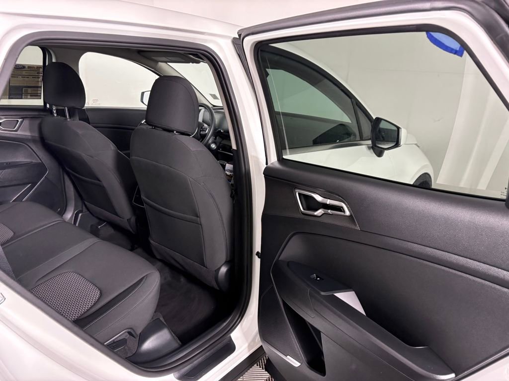 Used 2025 Kia Sportage LX image 31