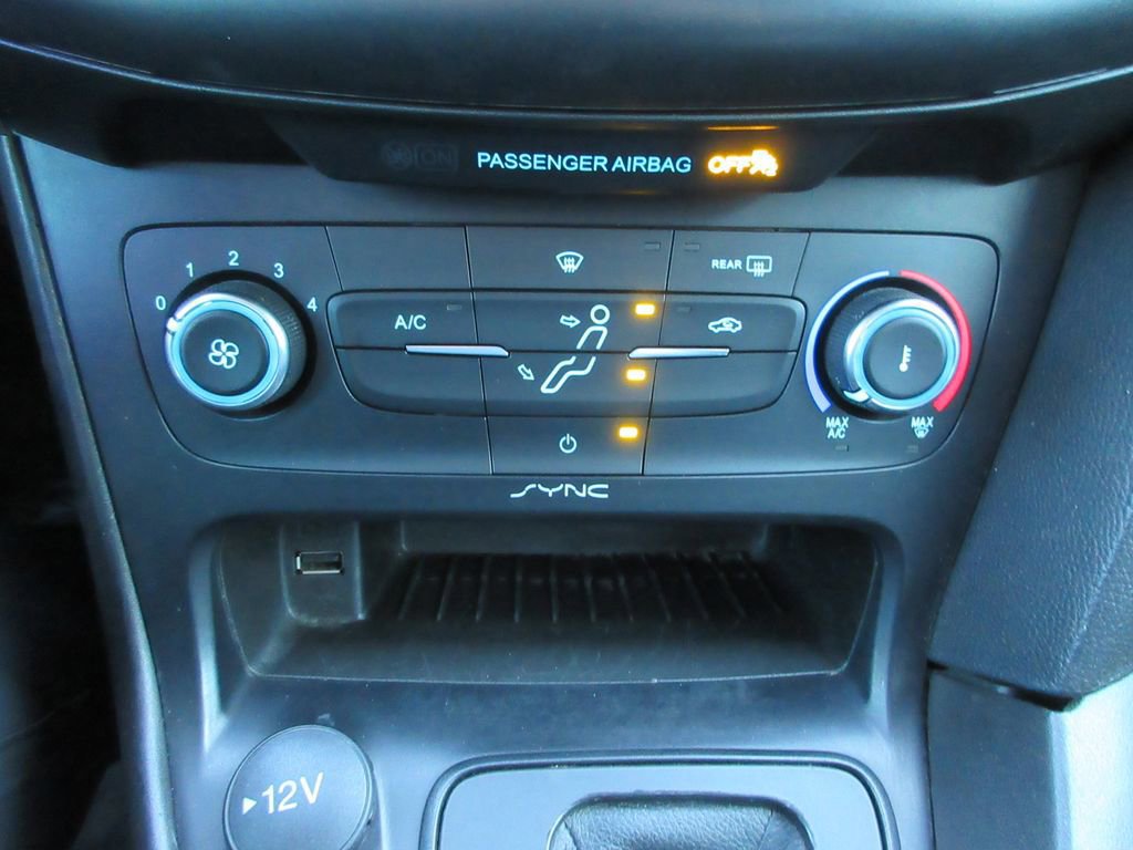 Used 2018 Ford Focus SE w/ SE Appearance Package image 29