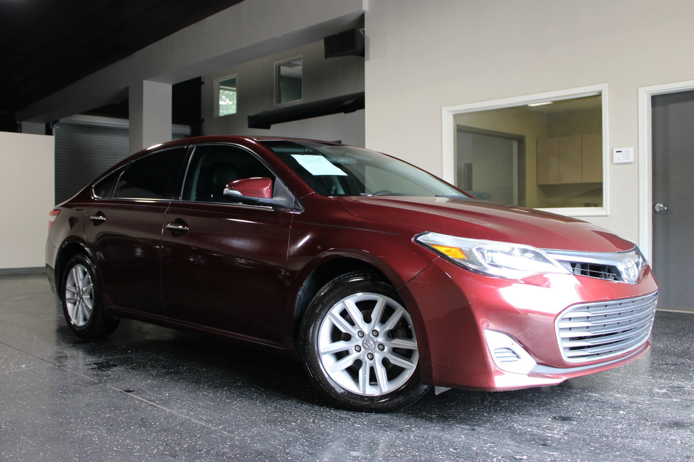 Used 2013 Toyota Avalon XLE FWD image 40