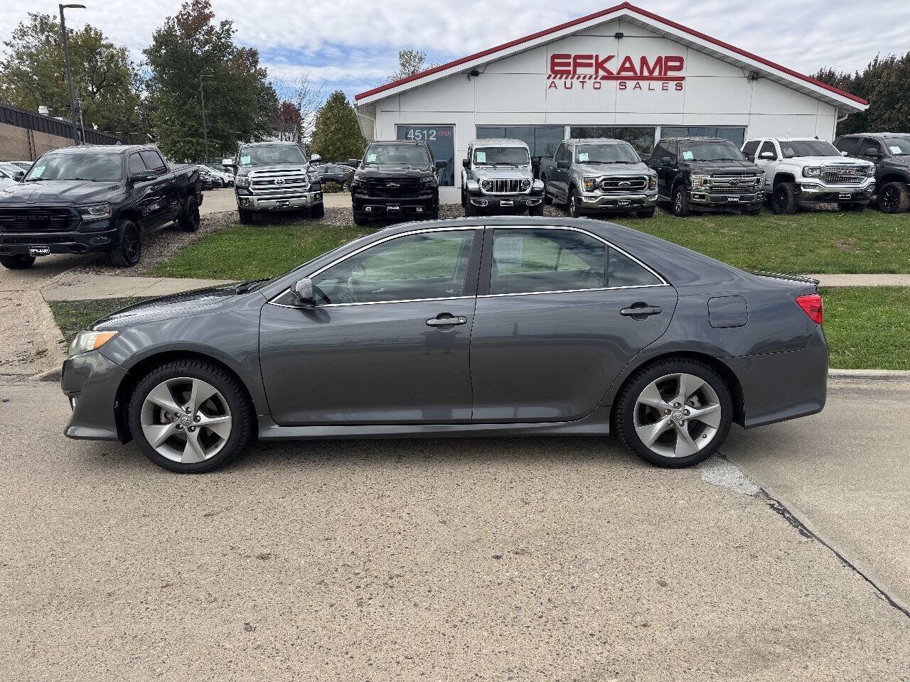 Used 2012 Toyota Camry SE w/ Leather Pkg FWD image 2
