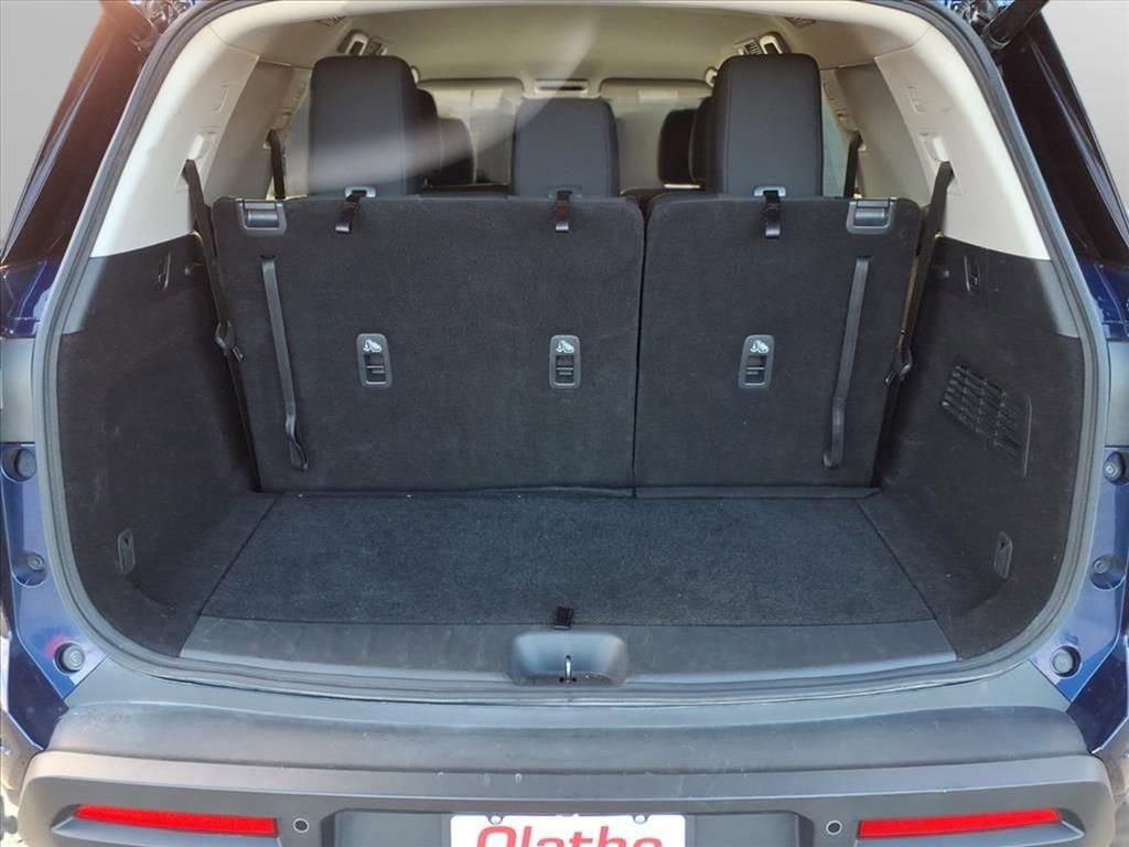 Used 2025 Nissan Pathfinder SV image 5