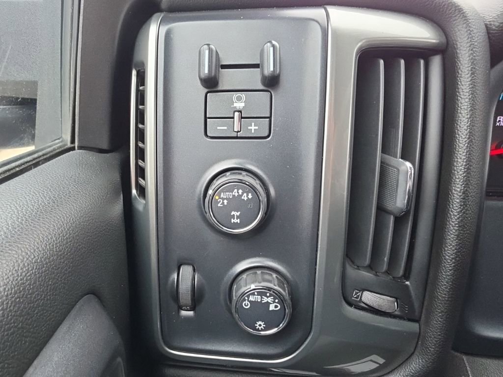 Used 2018 Chevrolet Silverado 1500 LT w/ Trailering Package AWD/4WD image 9