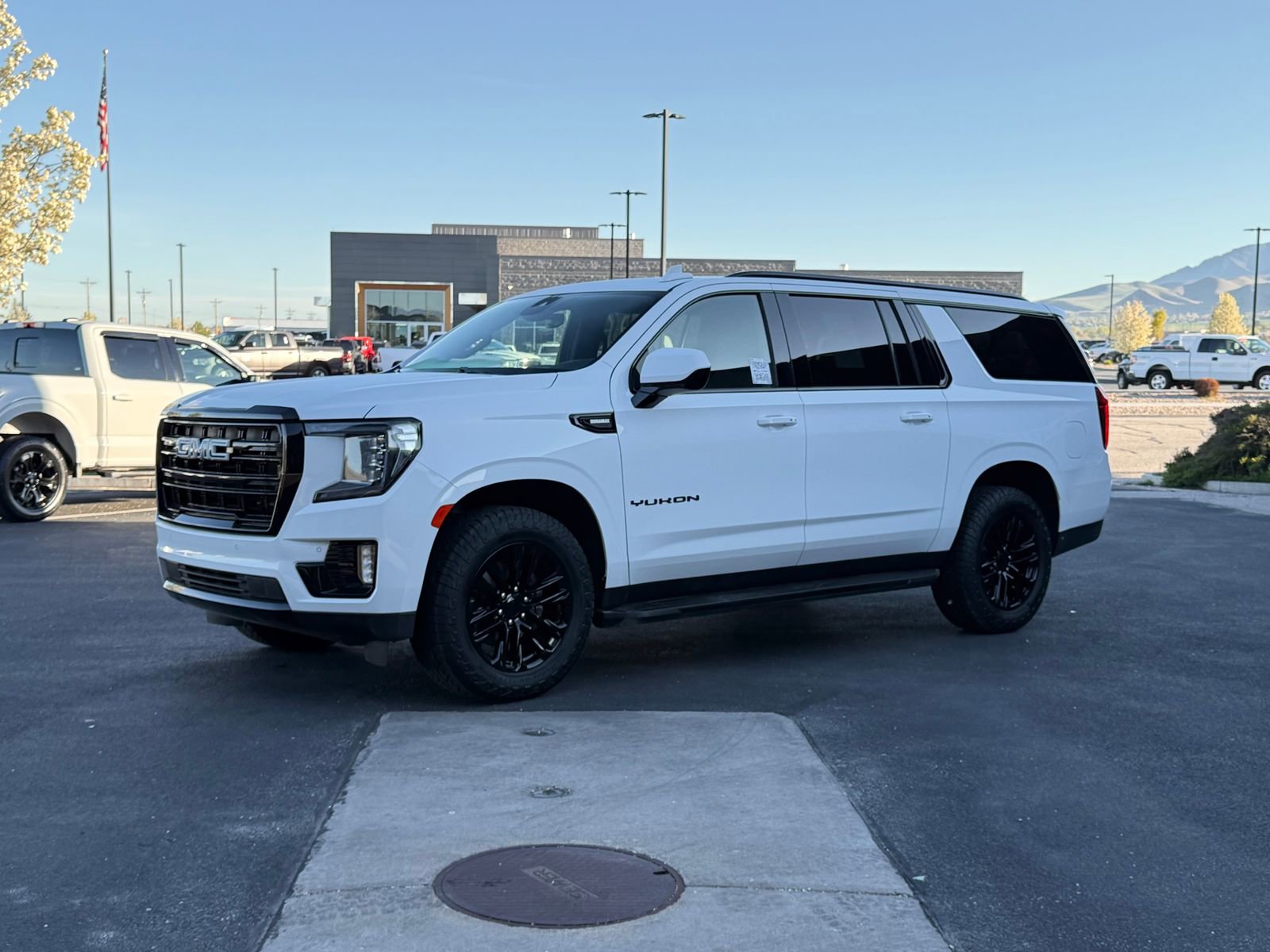 Used 2023 GMC Yukon XL SLE AWD/4WD image 10