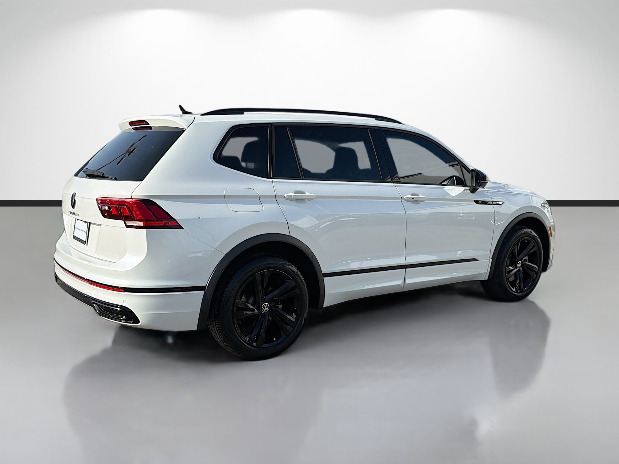 Used 2023 Volkswagen Tiguan SE R-Line FWD image 3