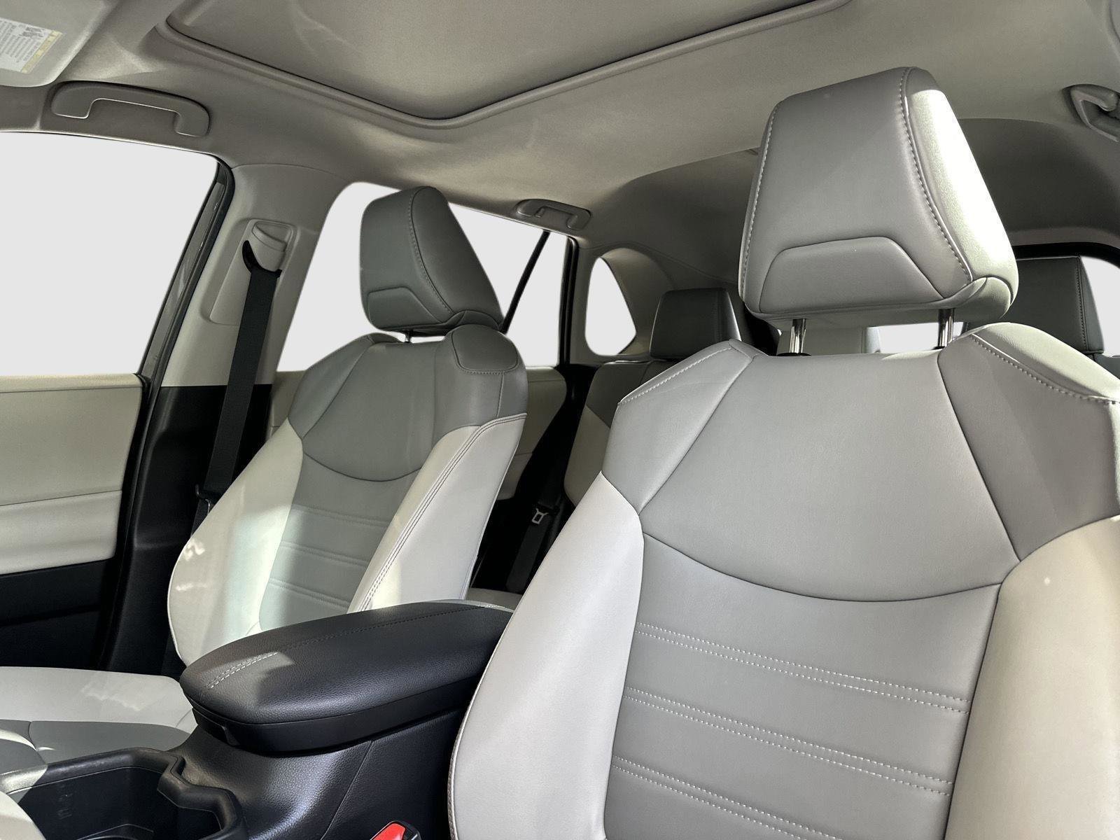 Used 2022 Toyota RAV4 XLE Premium image 27