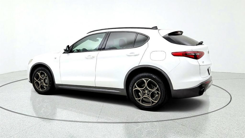 Used 2023 Alfa Romeo Stelvio Ti AWD/4WD image 7