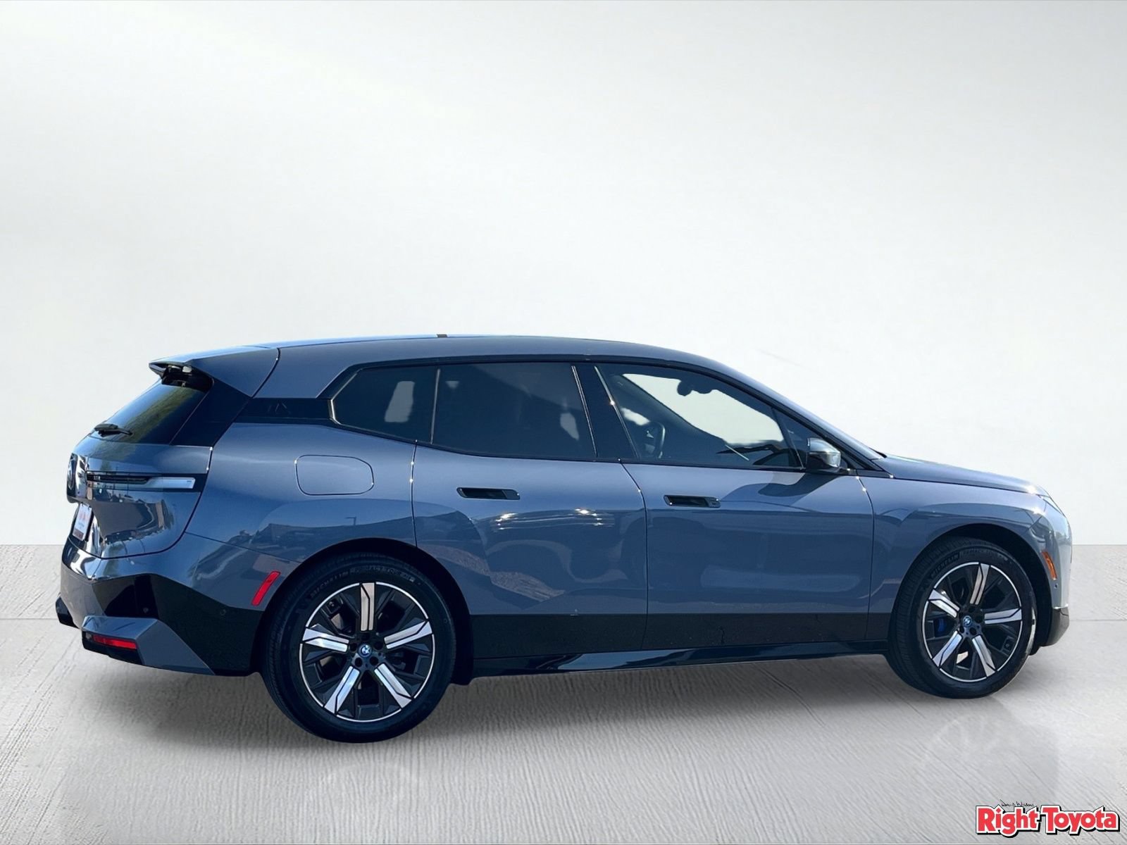 Used 2025 BMW iX xDrive50 w/ Sport Package AWD/4WD image 5
