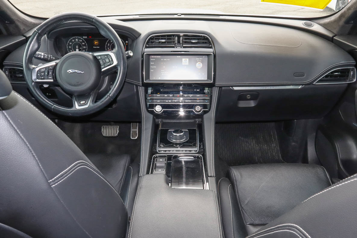 Used 2020 Jaguar F-PACE R-Sport AWD/4WD image 11