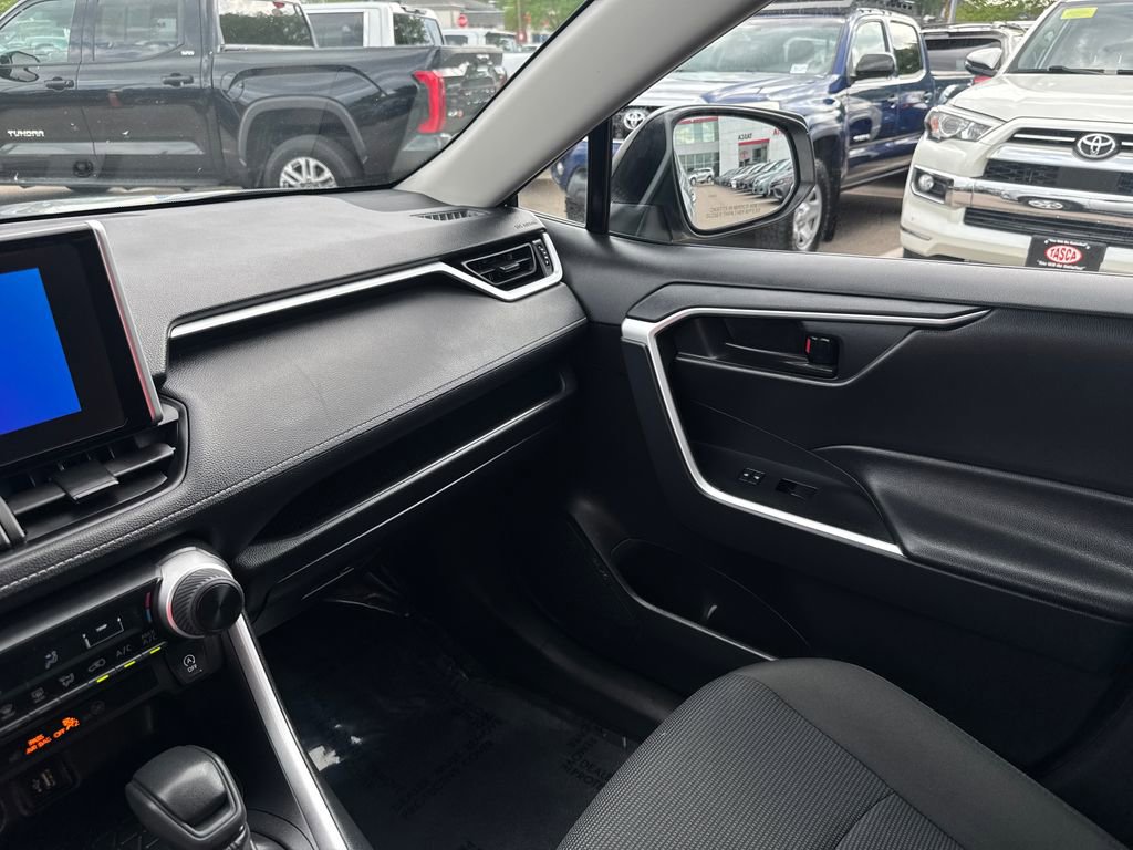 Used 2025 Toyota RAV4 LE AWD/4WD image 28