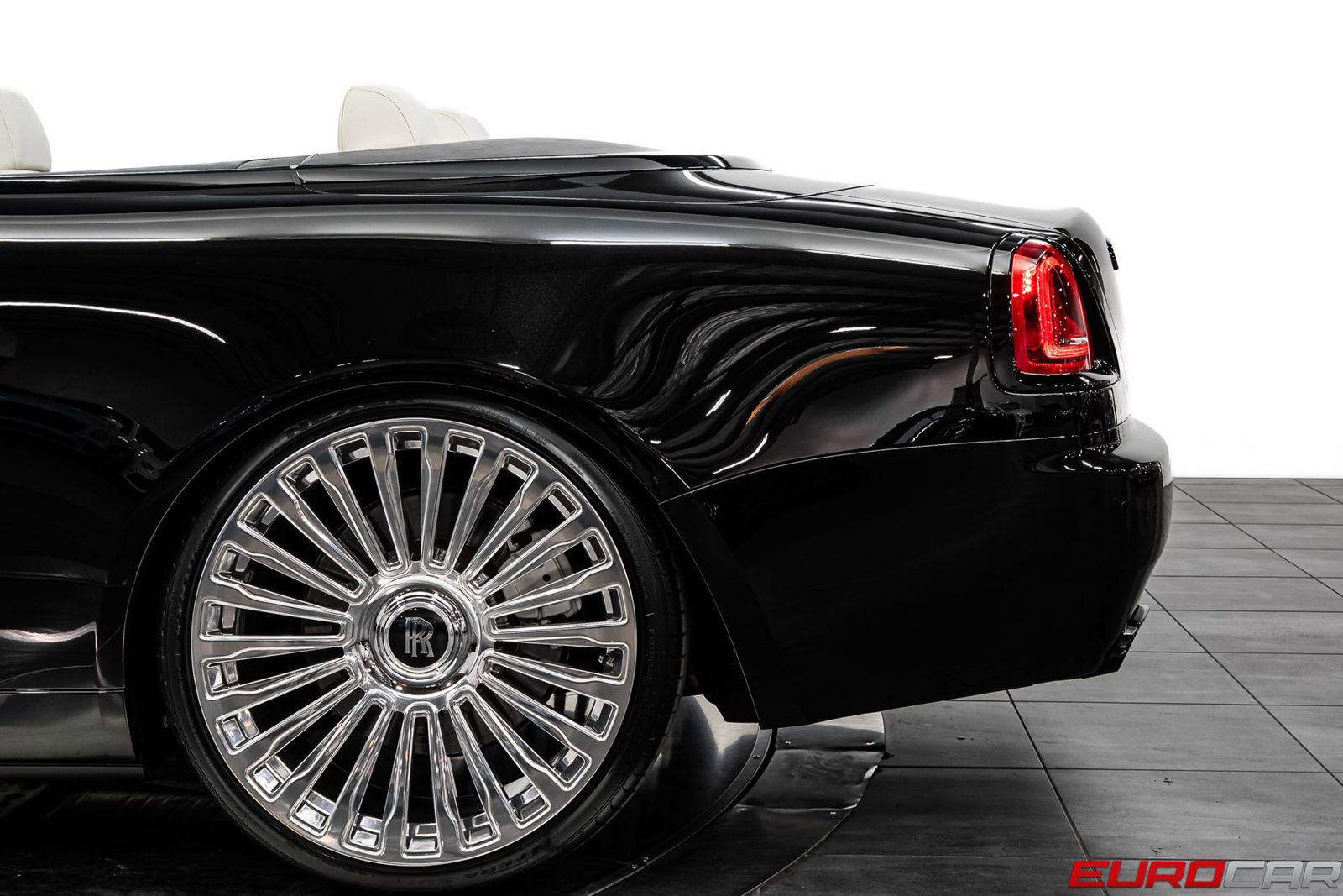 Used 2018 Rolls-Royce Dawn image 17