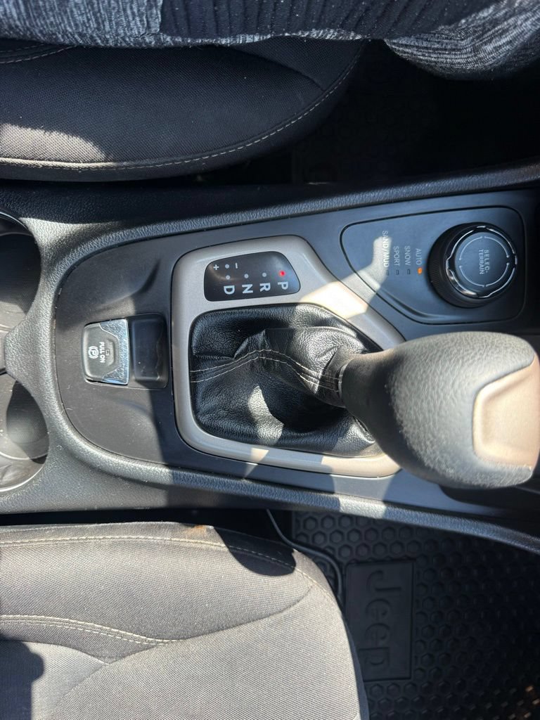 Used 2017 Jeep Cherokee Latitude w/ Cold Weather Group AWD/4WD image 24